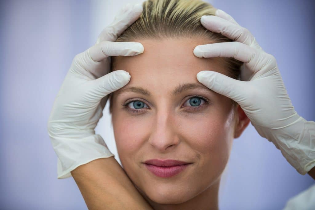 kobieta mezoterapia przygotowanie twarz piekno zabieg Klinika Anti Aging